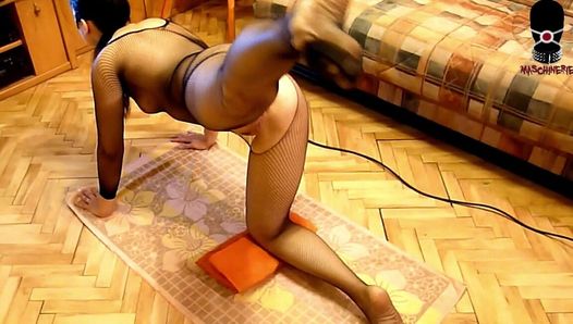 BDSM cardio training av slav slampa drivs av piskan och ansiktsknullad som en belöning