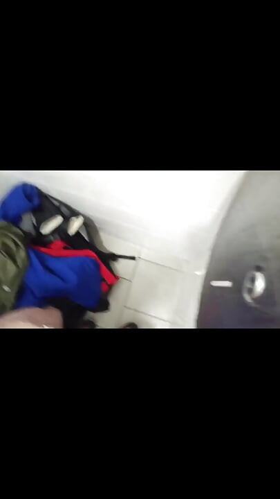 Sục con cu trong nhà vệ sinh công cộng