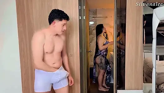 Моя мачеха застает меня за мастурбацией, пока я смотрю на неё