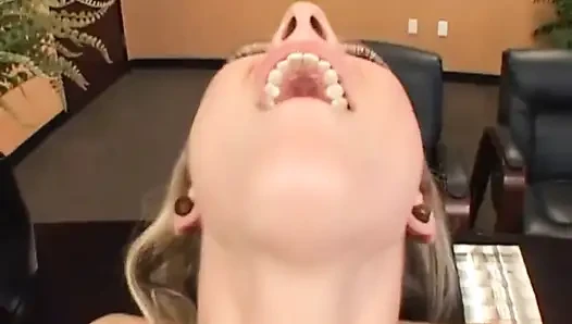 Ein schöner schwanz für ein böses blondes mädchen