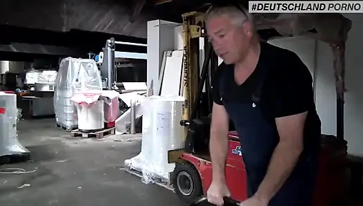 Olgun yarak ve seksi sarışın amcık 69 pozisyonunda amcık yalıyor