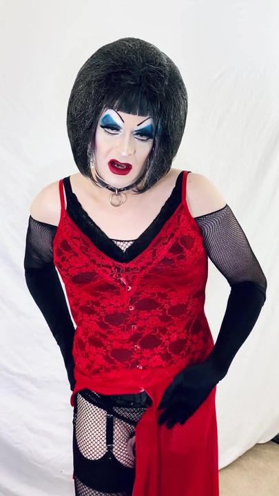 Шлюшка с тяжелым макияжем волочит, раздевается до нижнего белья | Клип 1