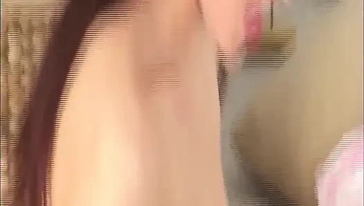 Esmer amatör pembe elbiseyi çıkarıyor ve çıplak poz atıyor