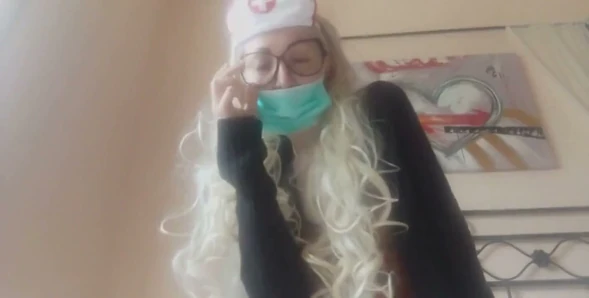 Ne iyi bir hemşire! Tüm fitilleri üstüne koyuyor ve sadece bu değil