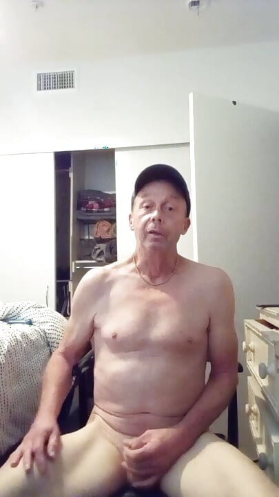 Kenneth Campbell muestra su pequeña polla de culo y quiere que lo folles