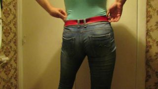 Schwul in engen Jeans