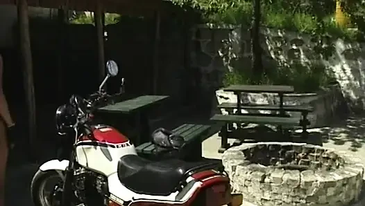 Dia meniduri istrinya di Harley