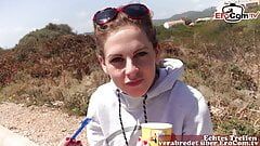 Adolescentă germană slabă amatoare ia o muie în public pe plaja din Mallorca
