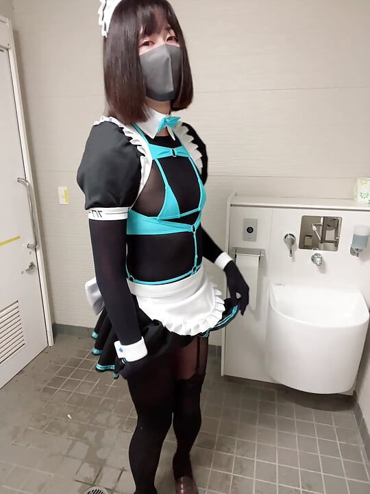穿着迷你比基尼制作的衣服出去