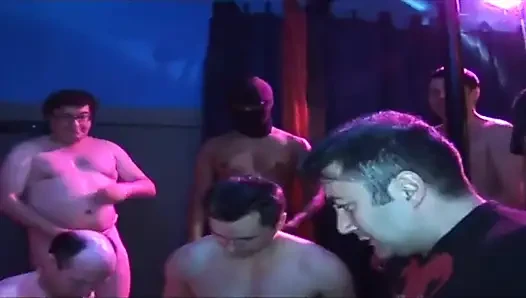 Sarışın genç kız zincirli iç çamaşırlı genişliyor yumruk sokma çılgınlığı