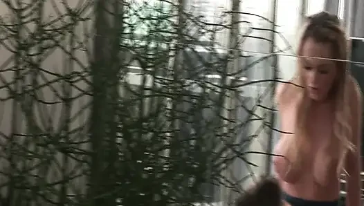 Blonde MILF mit dicken titten und arsch genießt harten sex in einem hotel