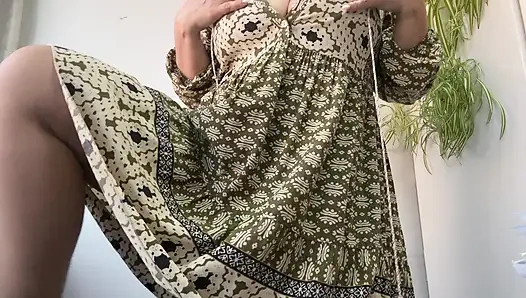 Çoraplı ve yüksek topuklu azgın olgun üvey anne mastürbasyon yapıyor ve ayağını masaya koyuyor