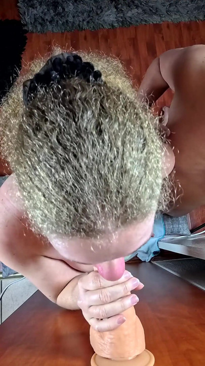 Ich Habe Einen Wettbewerb Mit Meiner Freundin, Um Zu Sehen, Wer Den Besten Schlampigen Halsfick-blowjob Geben Kann