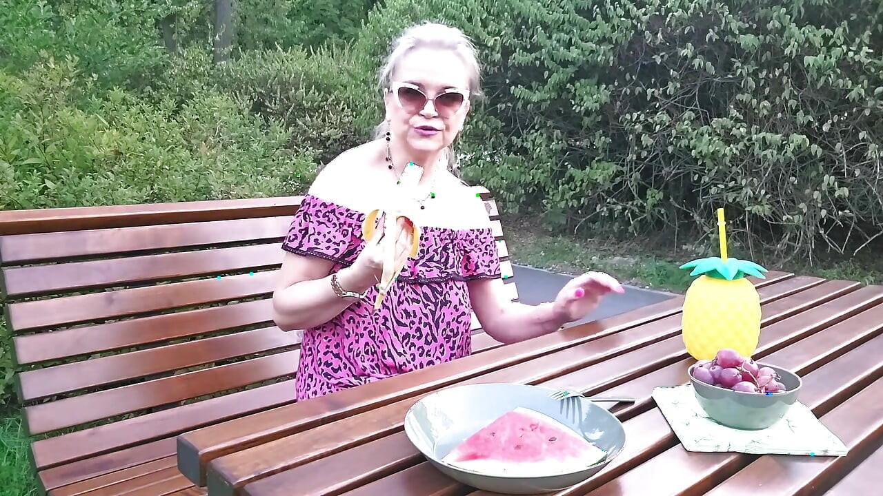 نزهة شقية في الحديقة