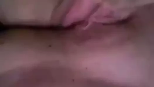 Играет с ее киской