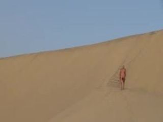 Man naken på enorma sanddyner