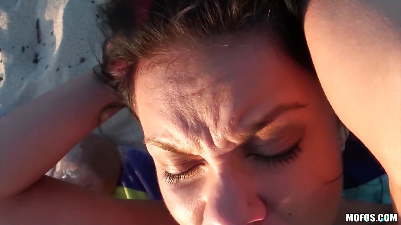 B Sidor - Vanlig dag på stranden blir hårdhänt när liten tit Ruby Knox ger avsugning till BF Jack & Avslutar i ansiktsbehandling
