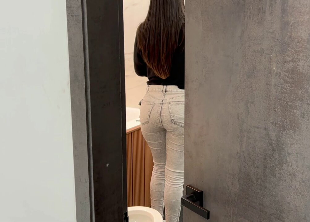 RECIDENTLY RECORDING MY BRUNETTE STEPSISTER WITH A HUGE ASS