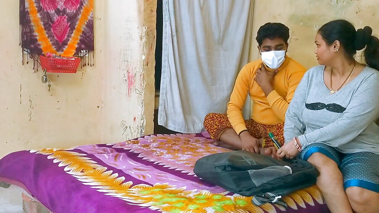 Fată indiancă sexy care vinde ulei - masajul complet nud al corpului se transformă în sex sălbatic
