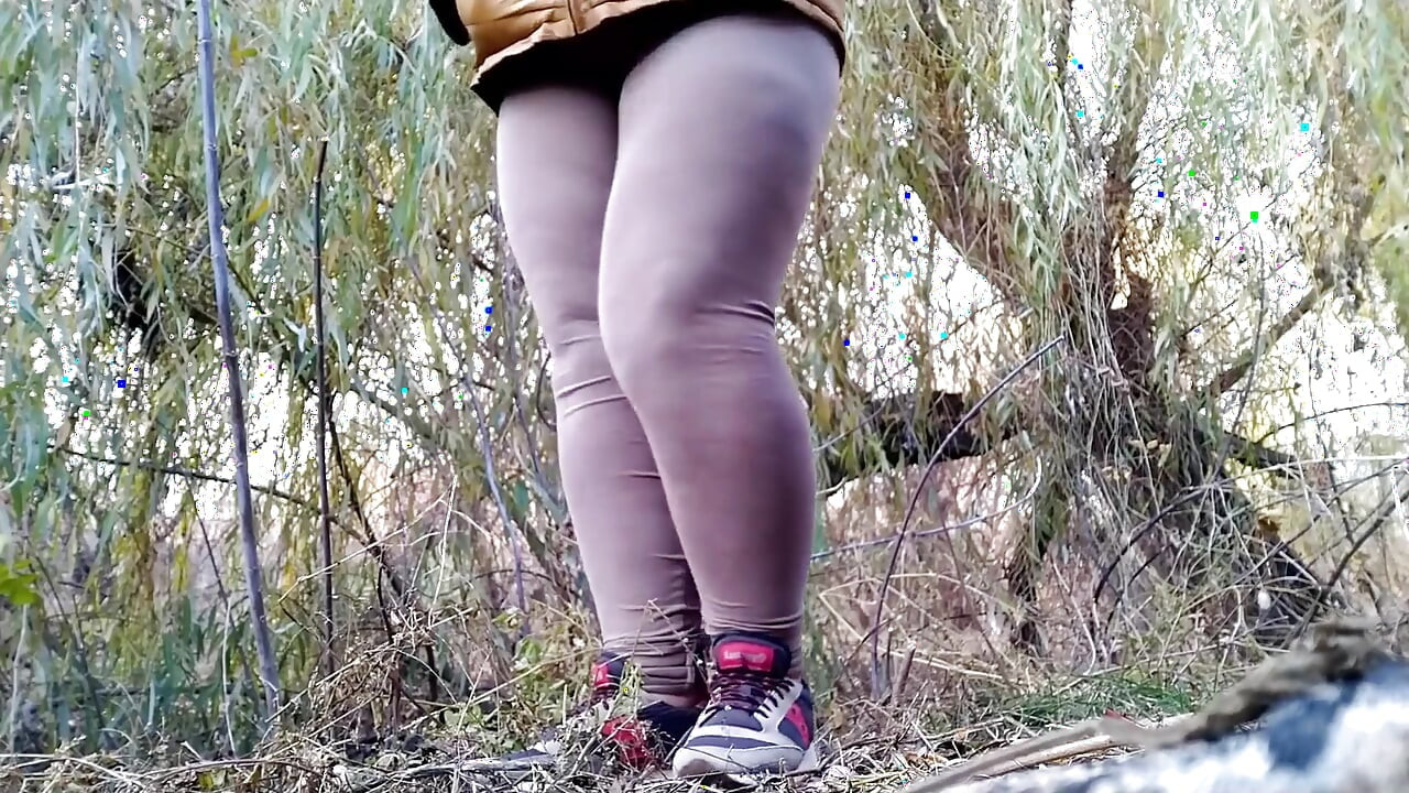 MILF u uskim tajicama piša u prirodi