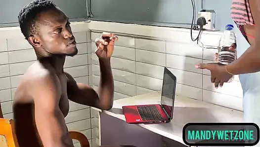 Privates Restaurant, wo Essen mit saftiger muschi als Komplimente serviert wird