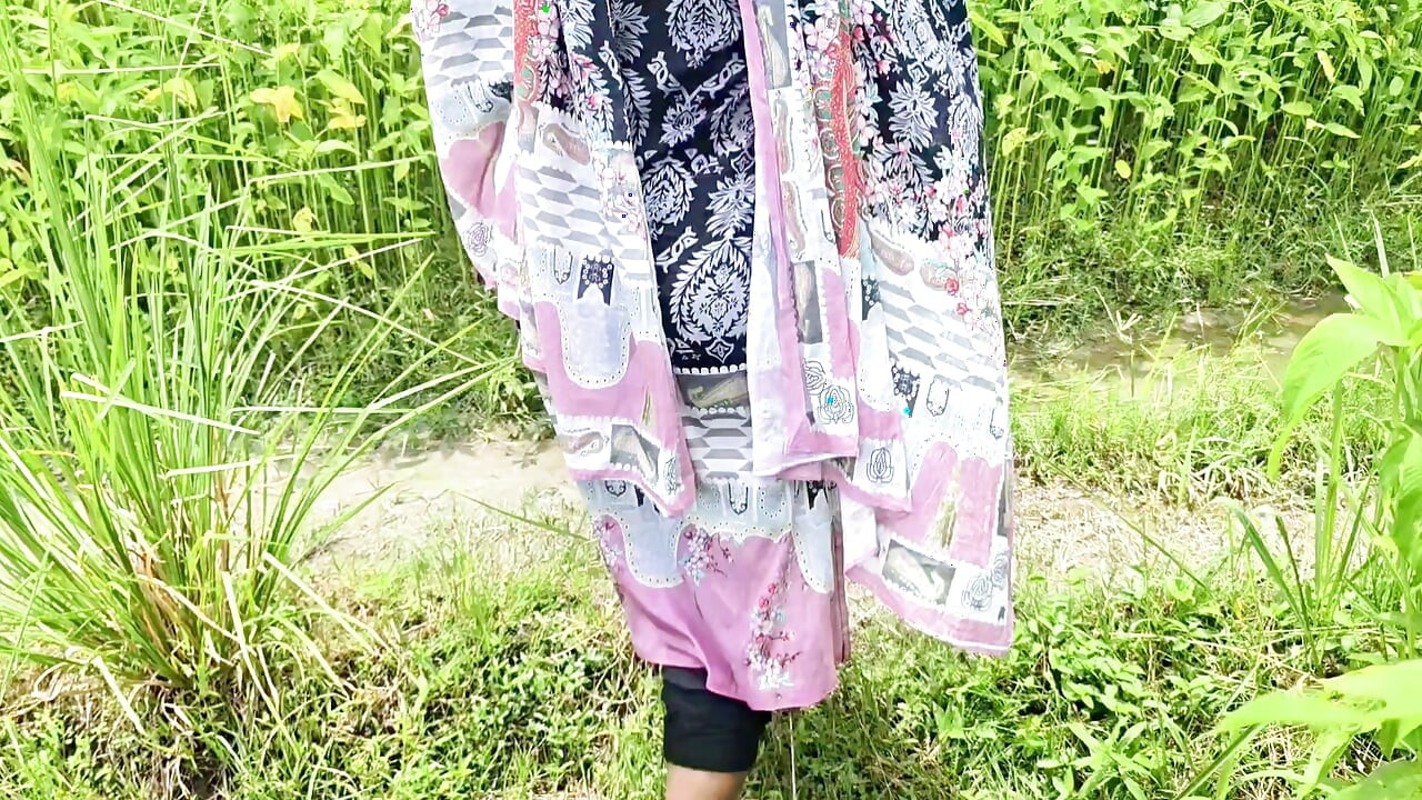 私は継姉をジュート畑で一人で見つけ、彼女と関係を持ちました。