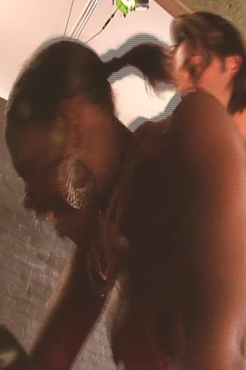 Orta yaşlı seksi kadınlar büyük memeli ateşli tombul zenci kadın arkadaşlarıyla üçlü seks yapıyor