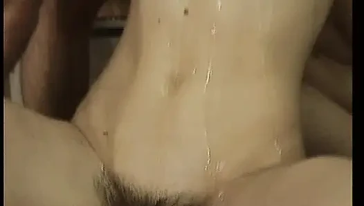 Seksi Alman fahişeler grup sekste sert sikişin ve sıcak sidikin tadını çıkarıyor
