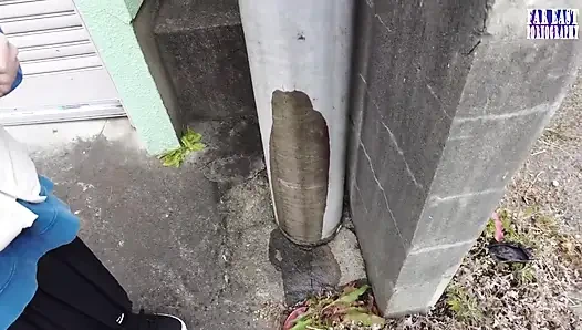 Islak işaret, kendini her bıraktığı yerde parıldayan yaramaz bir iz bırakırken dolaşıyor 1/3