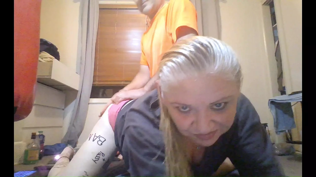 熟女妈妈肛交“Antsy”