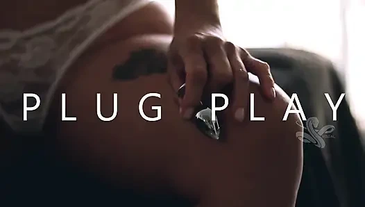 Anal tıkaçla oynuyorum