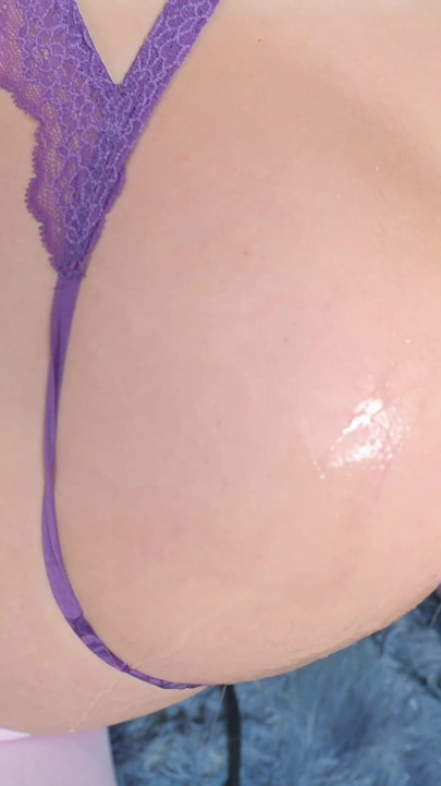Mollig meisje neukt haar kont snel met grote dildo's