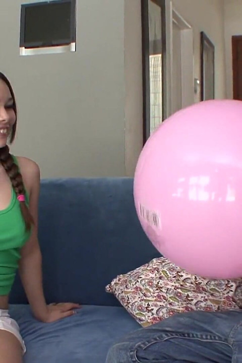 Une superbe ado baise son voisin sexy pour récupérer sa balle