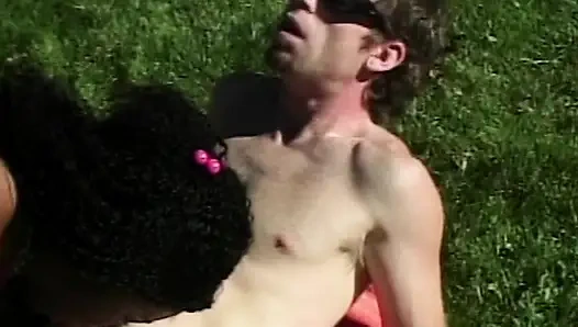 Interracial Anal Urlaub im Freien
