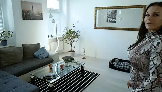 Ateşli dövmeli orta yaşlı seksi kadın büyük göğüsler sikişiyor - dövmeli memeler vahşice zıplıyor