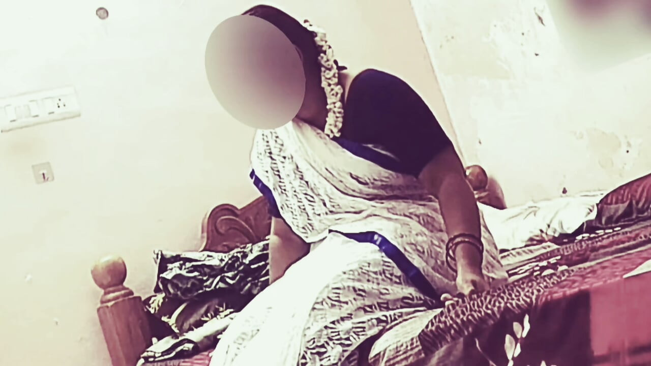 Hot Cheating Indian Housewife in Saree Blouse Having Sex with Her Lover