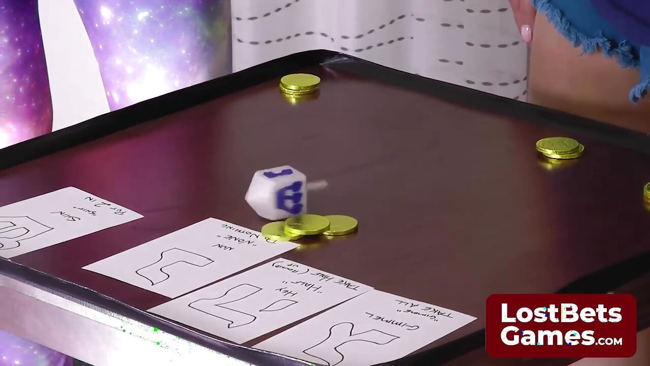 Strip Dreidel derramando roupas com cada carta hebraica