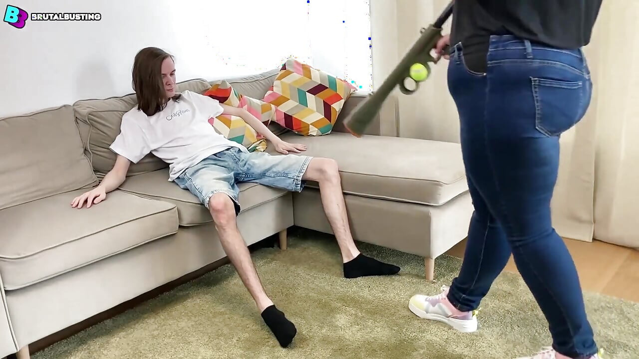 Hodenzündung! Sein Schritt hasst uns so sehr, haha! - Dave Moon – Jennifer – Bbusting (Ballbusting)