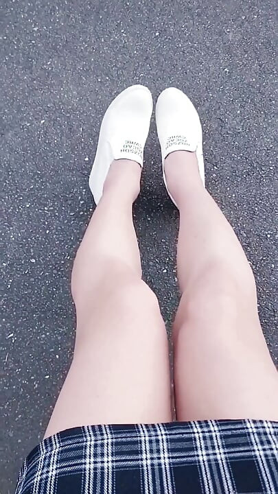 Crossdresser Tingxuan vystupuje venku, nosí bílé krajkové spodní prádlo pro čistý vzhled