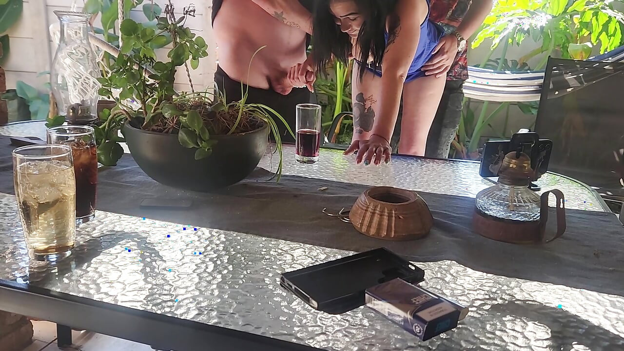 看著我的妻子在戶外操我的朋友