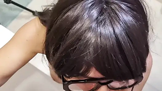 Istri bahenol ini lagi asik nyepong dan nyepong di kamar mandi Ep 30801