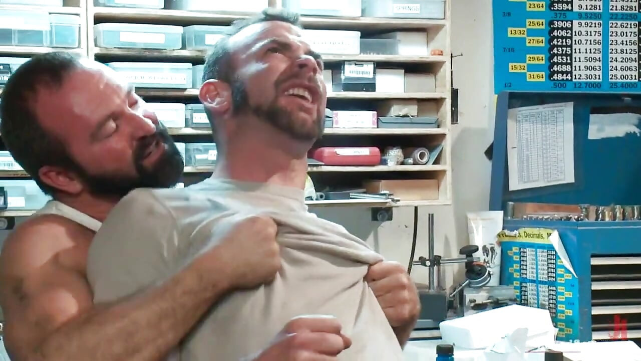 Chịch trói buộc dầu động cơ trong cửa hàng kim loại