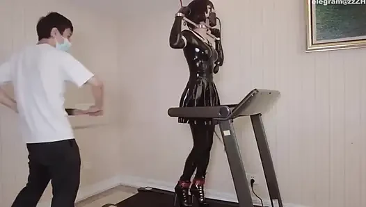 Mz24 - gadis ini terikat di treadmill dengan pengikat logam dan belenggu