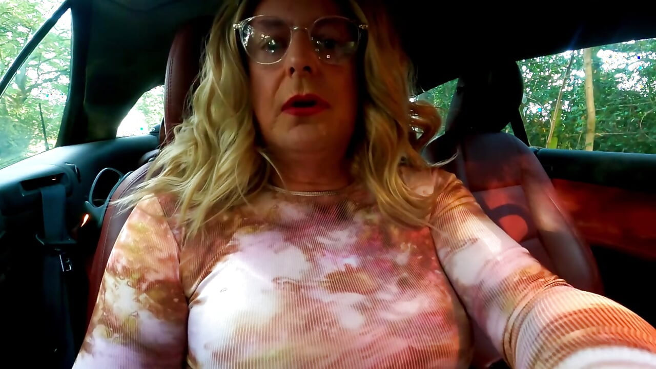 קרוסדרסר Kellycd2022 יוצא לנסיעה בנתיבים