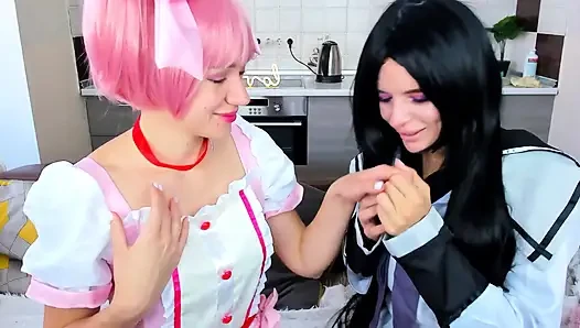 Homura Akemi ve Madoka Kaname eğleniyor