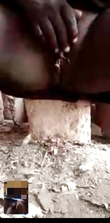 Yaşlı kadın hadzabe kabilesi uzun rabia ile büyük bir amına sahip