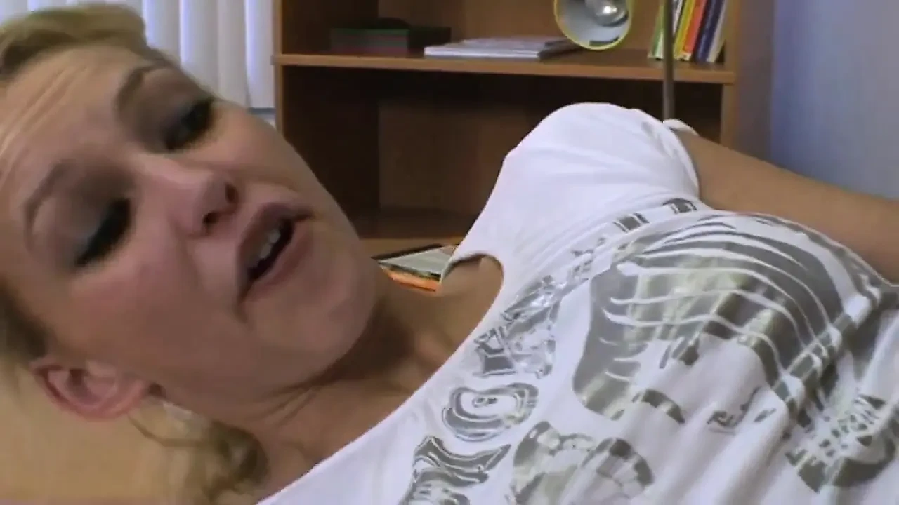 Бір қызды порно видео арқылы азаптап жатыр.