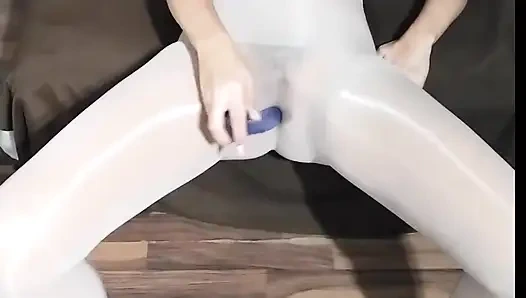 Aku lagi asik mainin memeknya pakai stoking ketat baruku sampai muncrat