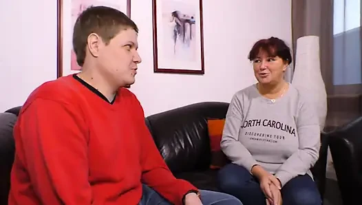 İri göğüslü tombul dövmeli orta yaşlı seksi kadın genç yarağı ağzında amında seviyor