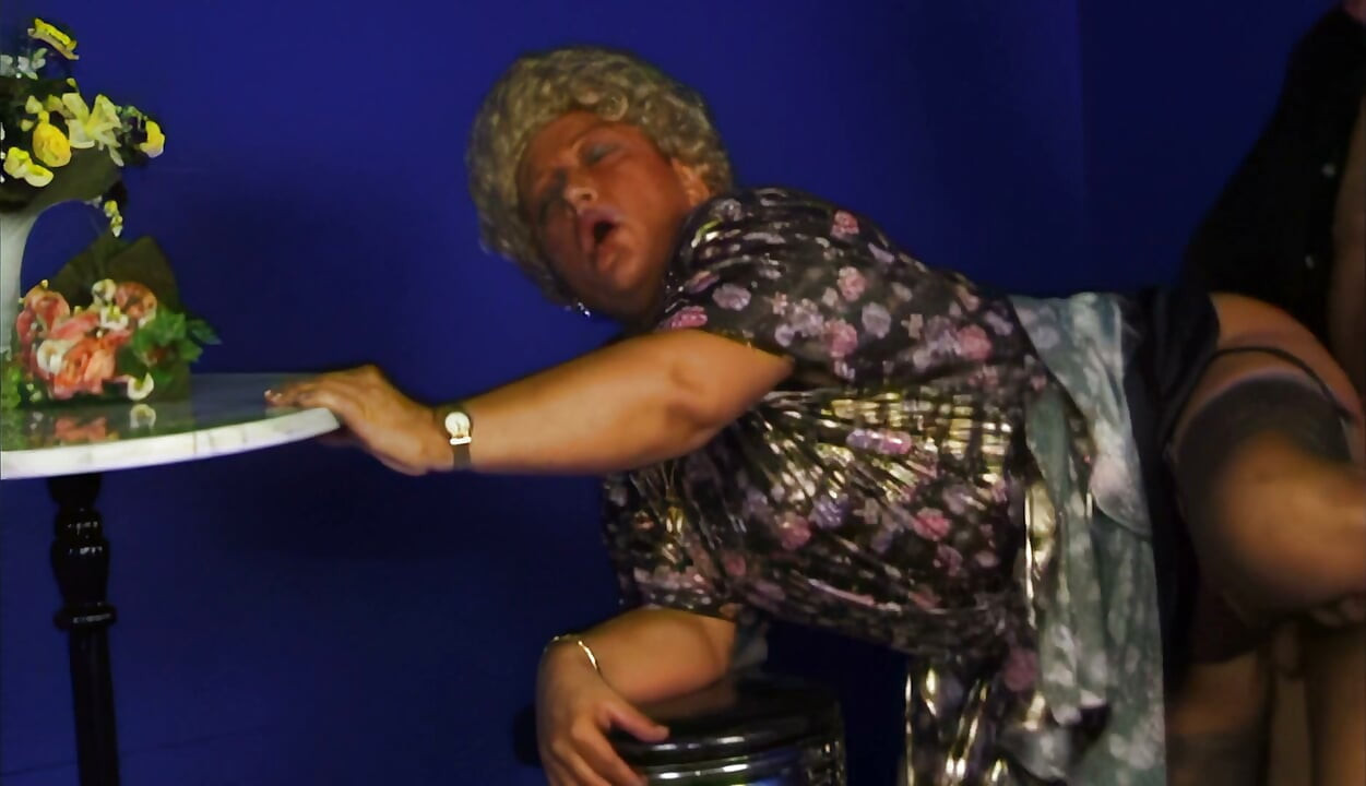 GILF chupando pau e depois se curvando pra lambida profunda na buceta